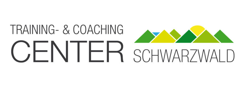 Logo des Training- & Coaching Center Schwarzwald mit stilisierten grünen Bergen und gelber Sonne